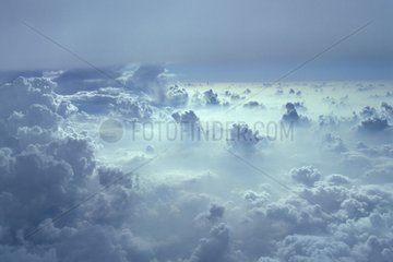 Vue aérienne d'une mer de nuages au dessus de l'Indonésie