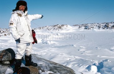 Homme montrant Felix Harbour le premier lieu d'hivernage