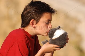 Enfant embrassant son lapin
