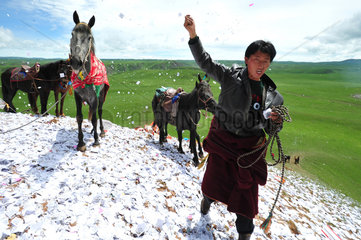 Cavalier praying before the race when Lapste - Tibet China