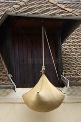 Engrangeous : pulley system to mount the hay in the attic in an old house  Mens  Rhône-Alpes  France