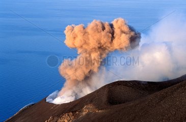 Eruption du volcan près du Vancori Stromboli Italie