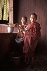 Buddhistische Kinder in einem Haus in Burma