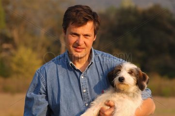 Homme portant son chien