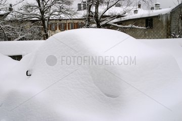 Voiture sous la neige à Saint Laurent en Grandvaux Jura