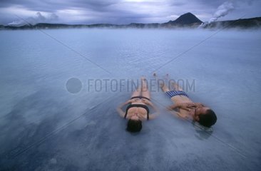 Bain d'eau chaude dans le lagon de Kirsilgurverksmiothja