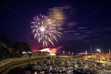 Feuerwerk über den Hafen von Oleron Island Frankreich