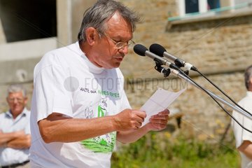 Aktivist  der gegen die Green Tides Brittany Frankreich spricht