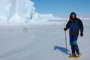 Wandern mit Schlägern auf Eisfloße in Terre Adelie