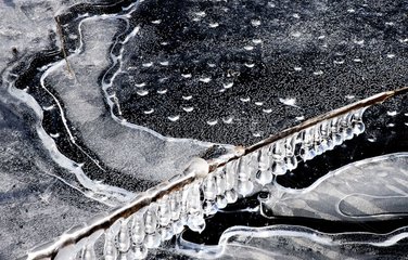 Strukturen erzeugen am Eis am Rand eines Frankreichseessees