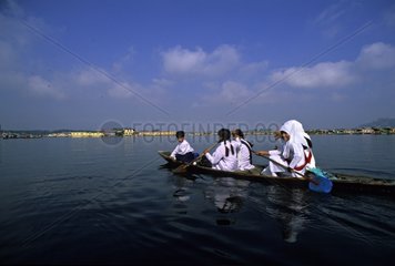 Schulkinder in einem Boot Srinagar India