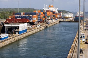 Containerschiff lauft die Gatun-Schleusen am Panamakanal