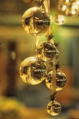 Suspended balls of Christmas gilded
