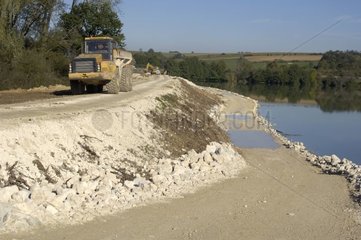 Verstärkung von Deichen auf einem Teich in Bragnard France