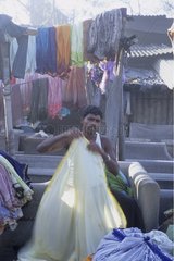 Ouvrier dans une blanchisserie Bombay Inde