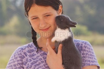 Teenager mit ihrem Kaninchen in den Armen