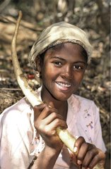 Jeune Femme antandroy montrant sa récolte Madagascar