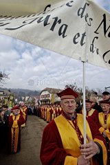 Parade der Konferer der edlen Weine des Juras und des Comté