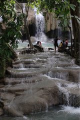 Gruppe von Badegästen neben einem Cascade Thailand