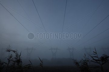 Hochspannungslinien im Nebel Nantes Frankreich