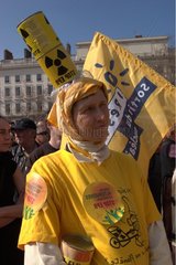 Gelbe Verkleidung  die den nuklearen Lyon Frankreich anprangert