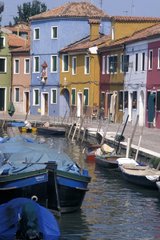 Boote in einem Kanal mit Murano in Italien