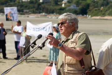 Mayor of city of Brittany speaking against the green tides