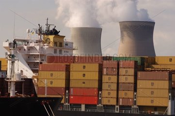 Porte-containers et centrale nucléaire port d'Anvers