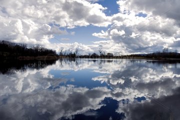 Wolken wÃ¼rden sich im Lake Songieu Jura Frankreich widerspiegeln