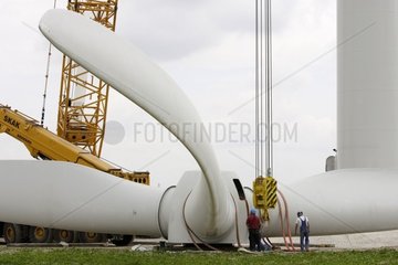 Montage der Klingen einer Windkraftanlage von Aube Frankreich