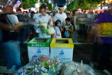 Frau vor dem Sortieren von Mülleimer in Japan