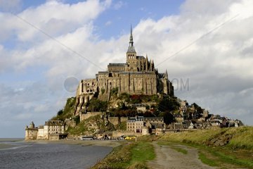 Mont Saint-Michel und der Straßendeich  der Frankreich führt