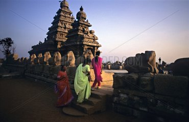Statue von Nandi und Frauen Mamallapuram Tamil Nadu India