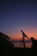 Observation astronomique à la lunette en bord de mer France