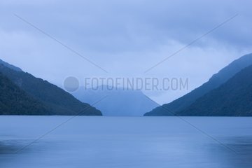 Lago trenful im Dämmerung Districs Nahuel Huapi Nationalpark
