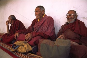 Mönche helfen bei einer Party im Taktok India -Kloster