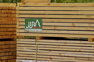 Etiquette label Jura Supérieur sur des planches de bois