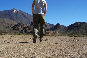 Wanderer in der Caldera der Erbsen- und Teneriffa -Gipfel