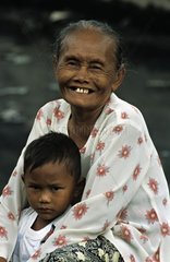 Alte Frau lÃ¤chelte mit einem Jungen Java