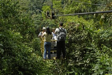 Touristen in einem Pod im Regenwald -Ecuador