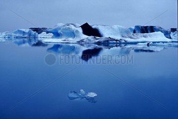 Reflexionen von Eisbergen auf dem Joekulsarlon Lake Island