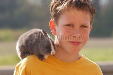 Teen mit seinem Kaninchen auf der Schulter
