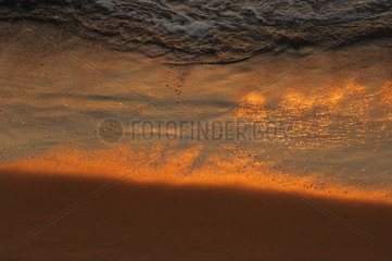 Welle auf Sand am Sonnenuntergang St. Jean de Luz Frankreich