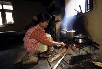 Cuisine au feu de bois dans un lodge sur l'Annapurna Népal