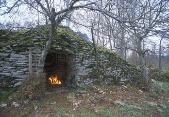 Foyer chauffant une cabane de pierre Château Chalon Jura