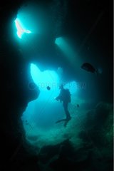 Taucher  der eine HÃ¶hle -U -Boot -Medes -Inseln Spanien erkundet
