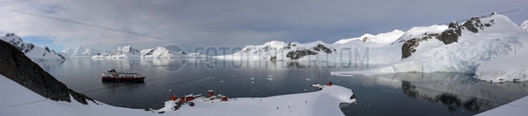 MS Fram in the Antarctic Peninsula Paradise Bay [AT]