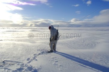 Abenteurer sucht einen Wasserpunkt unter Schneespitzberg