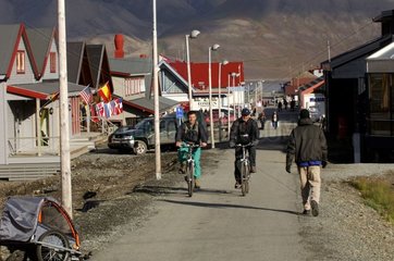 Kommerzielle Hauptstraße von Longyearbyen Spitzberg
