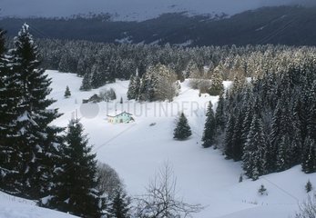 Ferme isolée en hiver dans les Monts du Jura France
